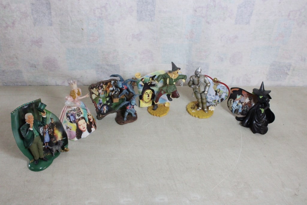 6 Bradford Exchange Wizard of Oz Figurines: 6 Bradford Exchange Wizard of Oz Figurines - Scarecrow, Flying Monkeys, Tin Man (missing Flower), Wizard (missing a finger), Glenda the Good Witch (missing finger), Wicked Witch (missing broom). Lot