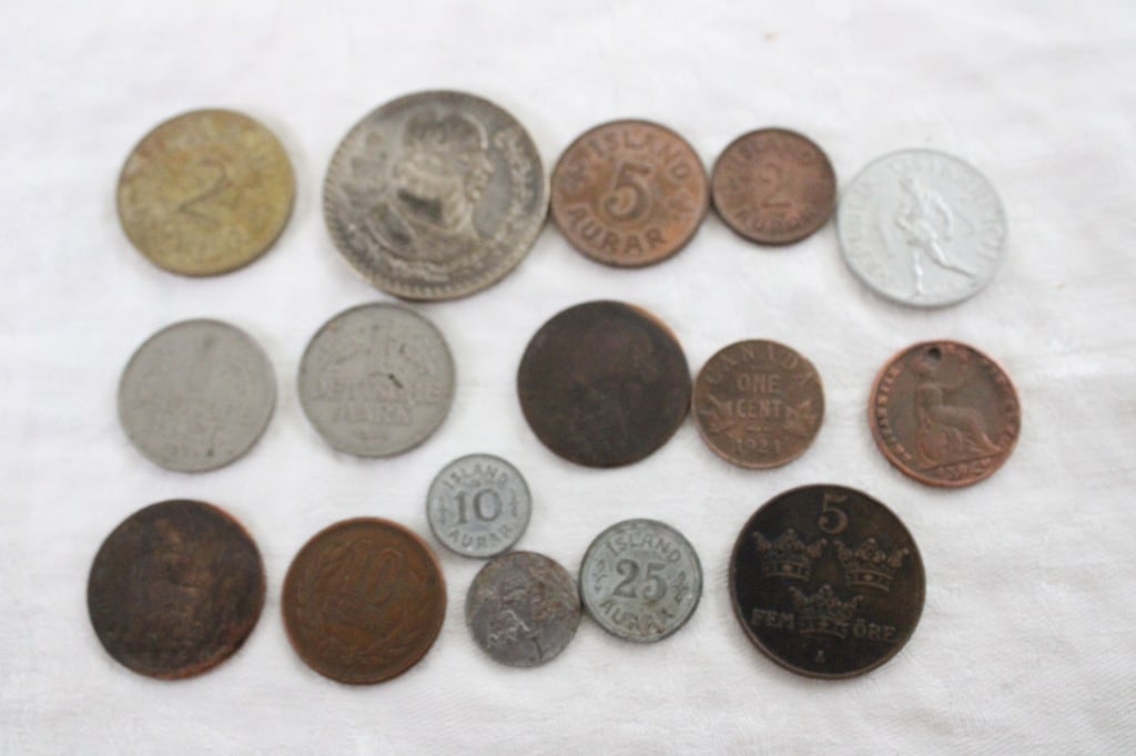 15 Foreign Coins: 15 Foreign Coins - 1964 Mexico Silver Un Peso, 1925 Sweden Ore Coin, 1942 Konungur Island 5 Aurar, 1924 Canadian One Cent, 1952 Austria Republix Oestreich 1 Schilling, 1954 & 1950 1 Deutschmark Coins,