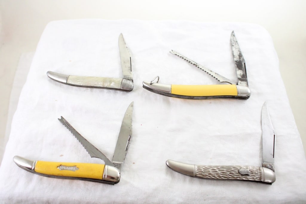 4 Folding Knives- Imperial, Hammer Brand, Ireland: 4 Folding Knives- Imperial, Hammer Brand, Ireland - Imperial, Hammer Brand, Stag Ireland, Sabre Ireland Lot Size 5" x 4" x 1". 1 Lb. All information and photos are intended to be as accurate as p
