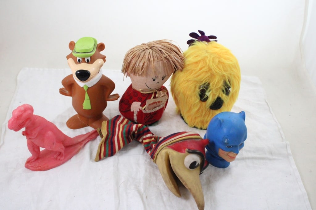 1950's Bil Baird Red Bird Puppet & Other Toys: 1950's Bil Baird Red Bird Puppet & Other Toys - Yogi Bear Bank, Batman Ideal Toy 1965, Goodhue Class of 1971 Mascot & More. Lot Size 11" x 9" x 8". 2 Lbs. All information and photos are intended 
