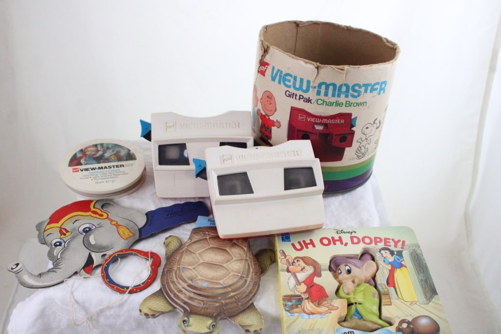 Viewmaster Charlie Brown, Elephant Game & More: Viewmaster Charlie Brown, Elephant Game & More - 1997 Portable Pets Turtle Book by Abrams and Uh Oh, Dopey Disney Book. Lot Size 8" x 7" x 7". 2 Lbs. All information and photos are intended to
