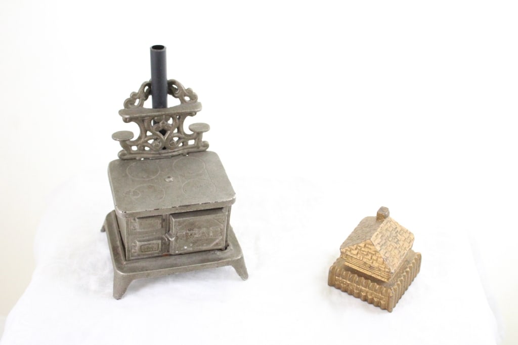 Cast Iron Star Salesman Toy Stove & Paperweight: Cast Iron Star Salesman Toy Stove & Paperweight - Paperweight is Fort Snelling Souvenir. Lot Size 7" x 4" x 4". 2 Lbs. All information and photos are intended to be as accurate as possible, but e