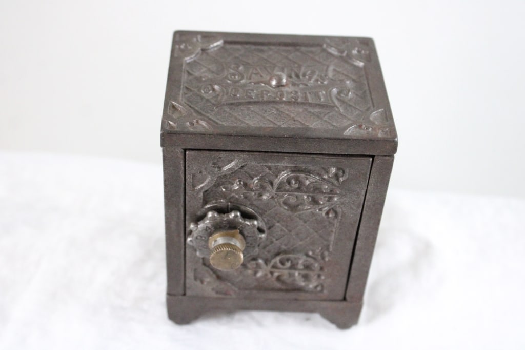 Antique Kenton Combination Cast Iron Bank: Antique Kenton Combination Cast Iron Bank - closed- no combo,,Lot Size 4" x 3" x 3". 2 Lbs. All information and photos are intended to be as accurate as possible, but errors are possible. No item