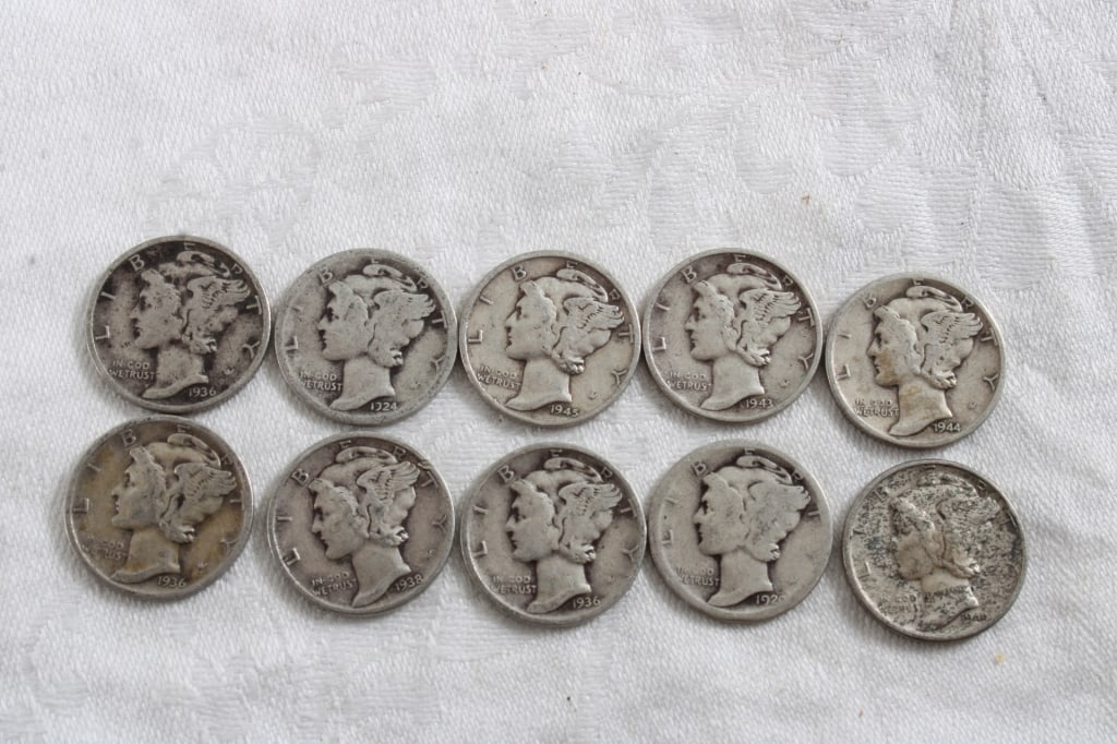 10 Silver Mercury Dimes: 10 Silver Mercury Dimes - Lot Size 3" x 2" x 1". .5 Lb. All information and photos are intended to be as accurate as possible, but errors are possible. No item may be returned or refused bas