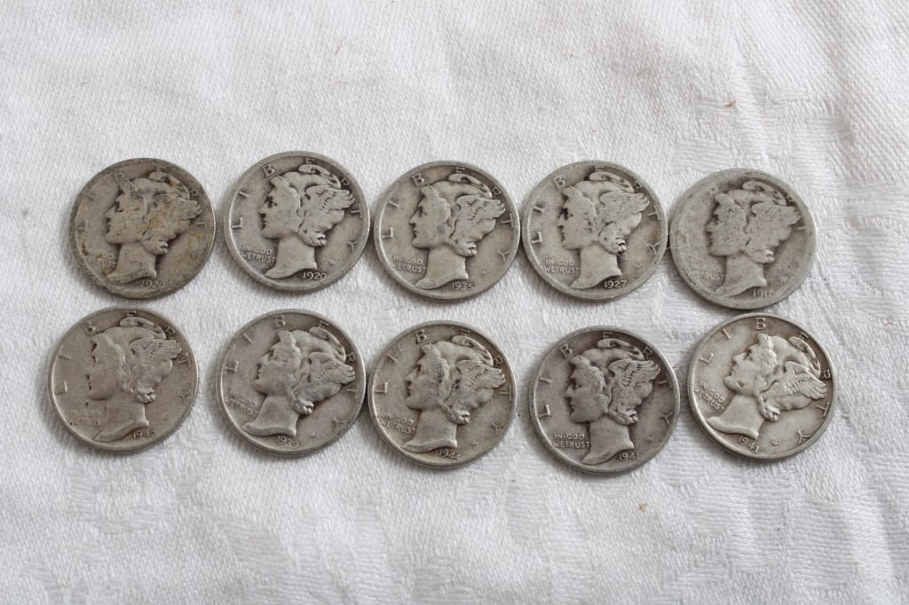 10 Silver Mercury Dimes: 10 Silver Mercury Dimes - Lot Size 3" x 2" x 1". .5 Lb. All information and photos are intended to be as accurate as possible, but errors are possible. No item may be returned or refused