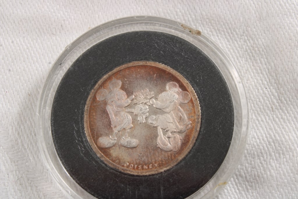 1990 Disney Mickey Minnie .999 Solid Silver Coin: 1990 Disney Mickey Minnie .999 Solid Silver Coin - Lot Size 2" x 2" x 1". .5 Lb. All information and photos are intended to be as accurate as possible, but errors are possible. No item