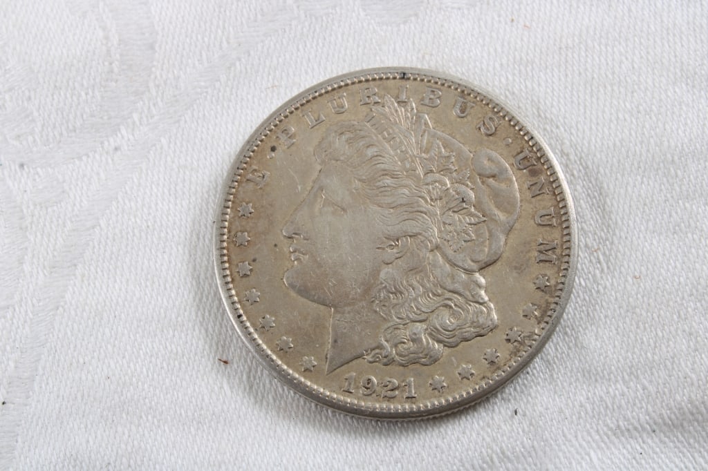 1921 Morgan Silver Dollar: 1921 Morgan Silver Dollar - Lot Size 3" x 3" x 1". .5 Lb. All information and photos are intended to be as accurate as possible, but errors are possible. No item may be returned or refused