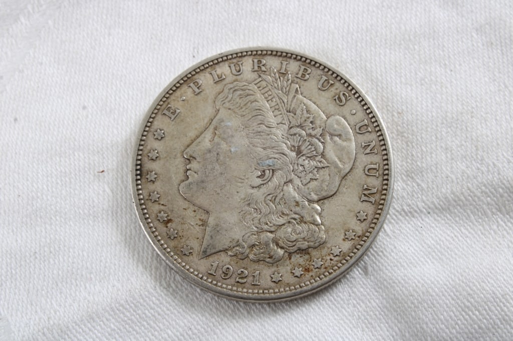 1921 D Morgan Silver Dollar: 1921 D Morgan Silver Dollar - Lot Size 3" x 3" x 1". .5 Lb. All information and photos are intended to be as accurate as possible, but errors are possible. No item may be returned or refused