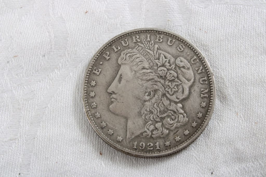 1921 Morgan Silver Dollar (1 of 2)