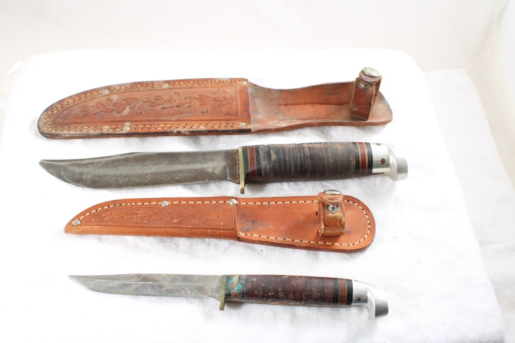 2 Western Fixed Blade Knifes in Sheaths: 2 Western Fixed Blade Knifes in Sheaths - Lot Size 11" x 4" x 2". 1 Lb. All information and photos are intended to be as accurate as possible, but errors are possible. No item may be returne