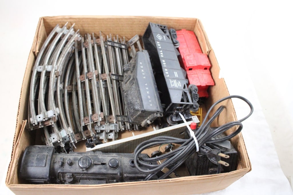 Lionel Electric Train Set (1 of 10)