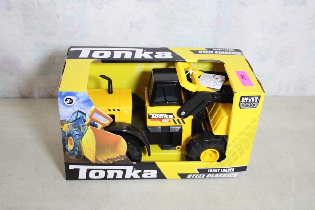 Tonka Front Loader #952 Steel Chassis New in Box: Tonka Front Loader #952 Steel Chassis New in Box - Lot Size 17" x 10" x 9". 5 Lbs. All information and photos are intended to be as accurate as possible, but errors are possible. No item