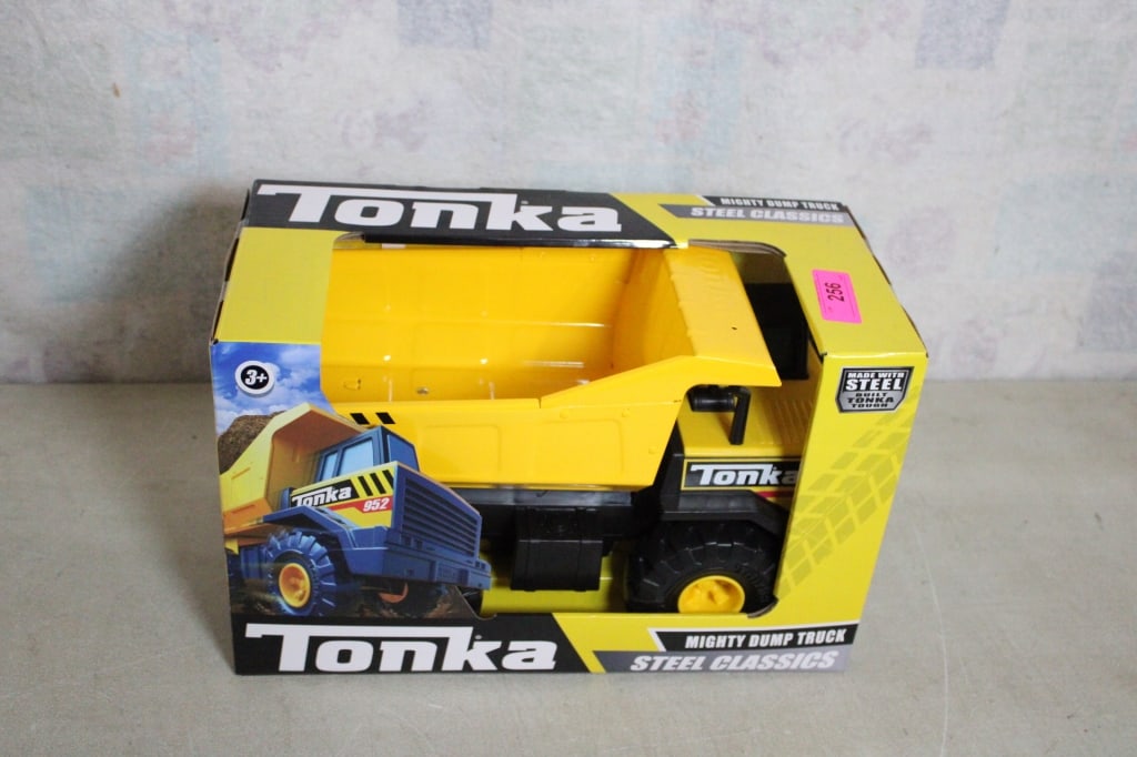 Tonka Steel Classics #952 Mighty Dump Truck NEW: Tonka Steel Classics #952 Mighty Dump Truck NEW - Lot Size 11" x 17" x 8". 6 Lbs. All information and photos are intended to be as accurate as possible, but errors are possible. No item
