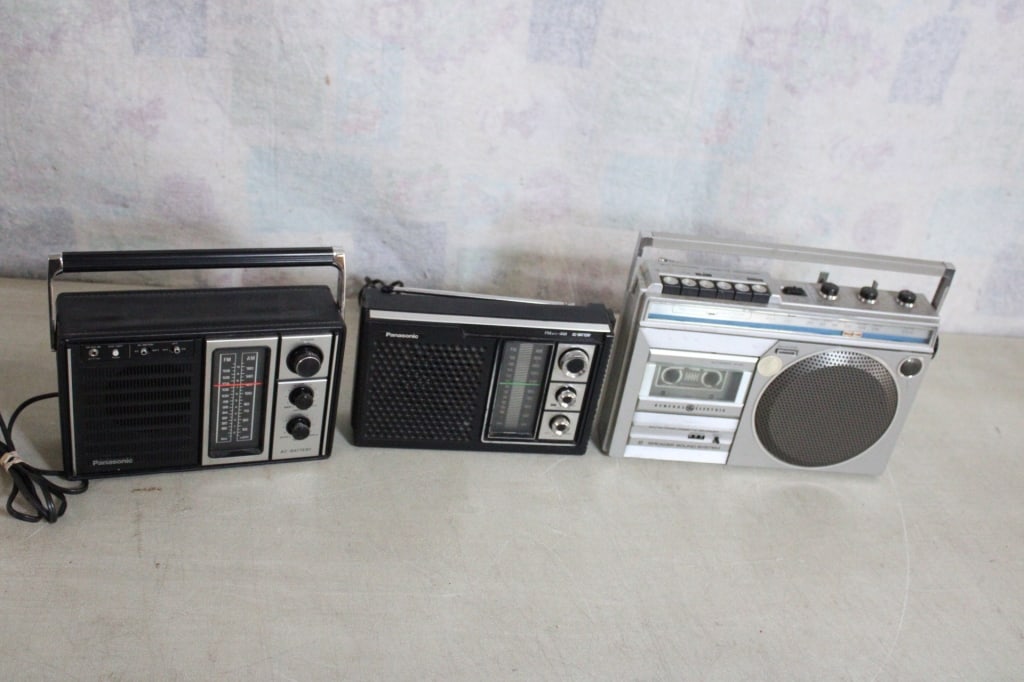3 Portable Radios -Panasonic & G.E.: 3 Portable Radios -Panasonic & G.E. - General Electric 3-5246 has a repair to cord and broken antenna, Panasonic RF-394 and RF-915. All tested and working. Lot Size 12.5" x 12.5" x 10". 12