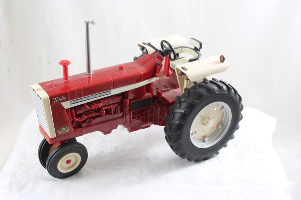 Farmall 1206 Turbo Diesel 1:16 Scale Tractor (1 of 19)