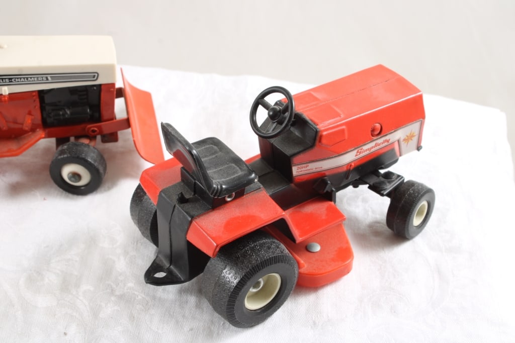 Allis Chalmers & Simplicity Lawn Tractors - 11