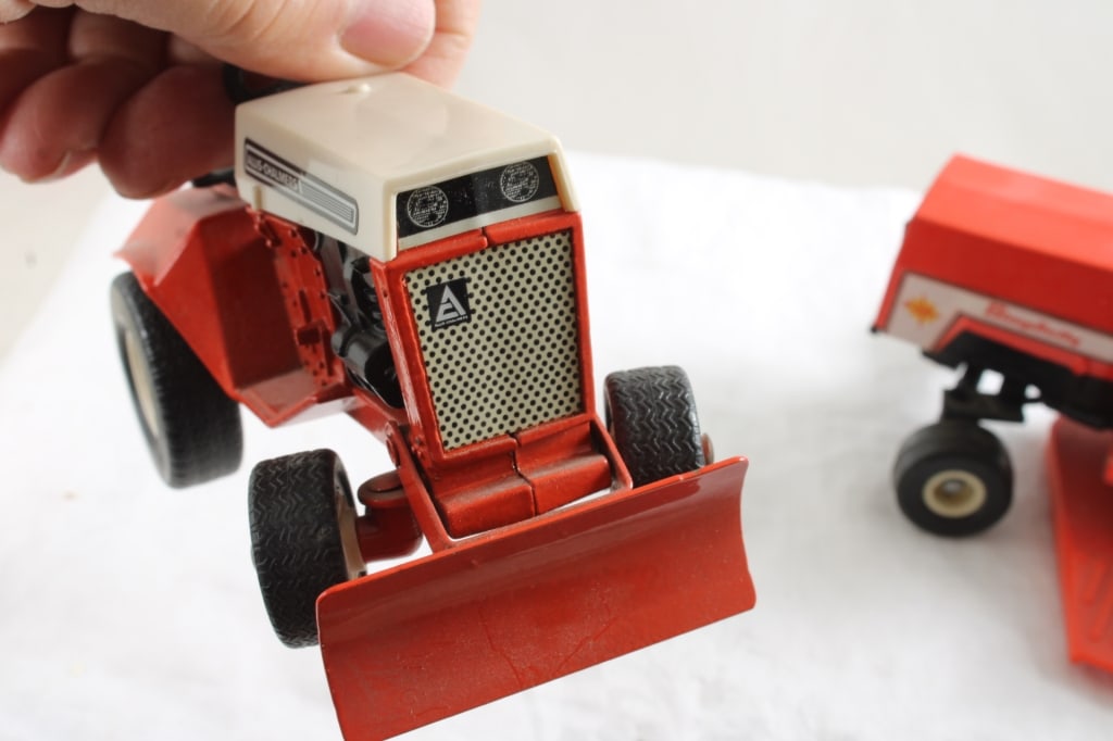 Allis Chalmers & Simplicity Lawn Tractors - 4