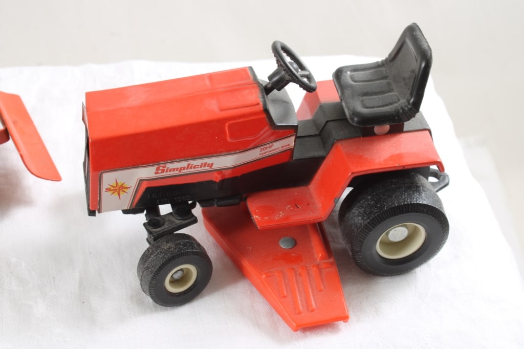 Allis Chalmers & Simplicity Lawn Tractors - 8