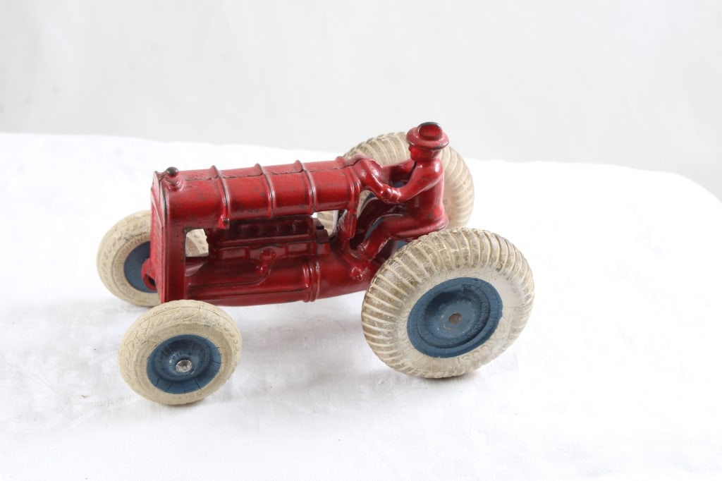 Arcade Cast Iron Tractor (1 of 13)