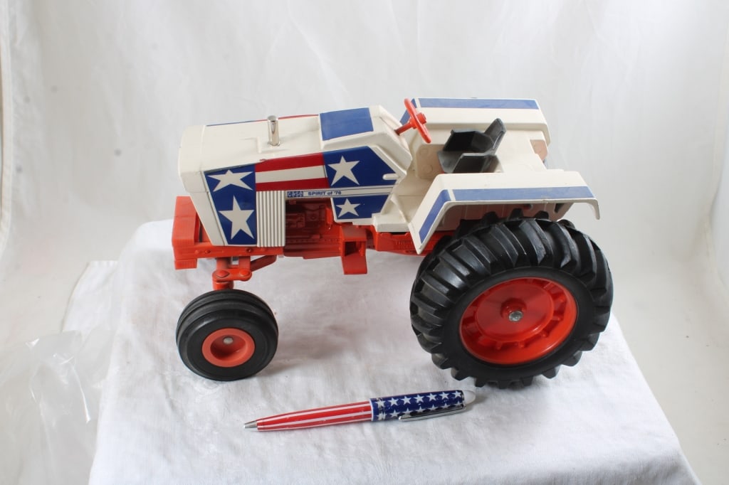 Ertl Case Spirit of 76 Agri King Tractor & Pen: Ertl Case Spirit of 76 Agri King Tractor & Pen - Lot Size 10" x 7" x 7". 4 Lbs. All information and photos are intended to be as accurate as possible, but errors are possible. No item