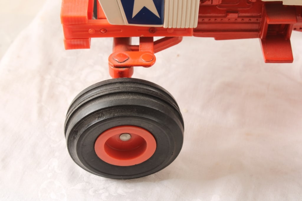 Ertl Case Spirit of 76 Agri King Tractor & Pen - 4