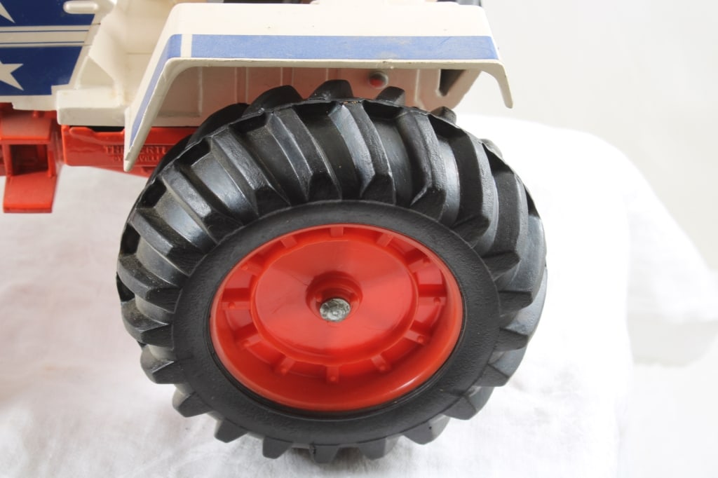 Ertl Case Spirit of 76 Agri King Tractor & Pen - 5