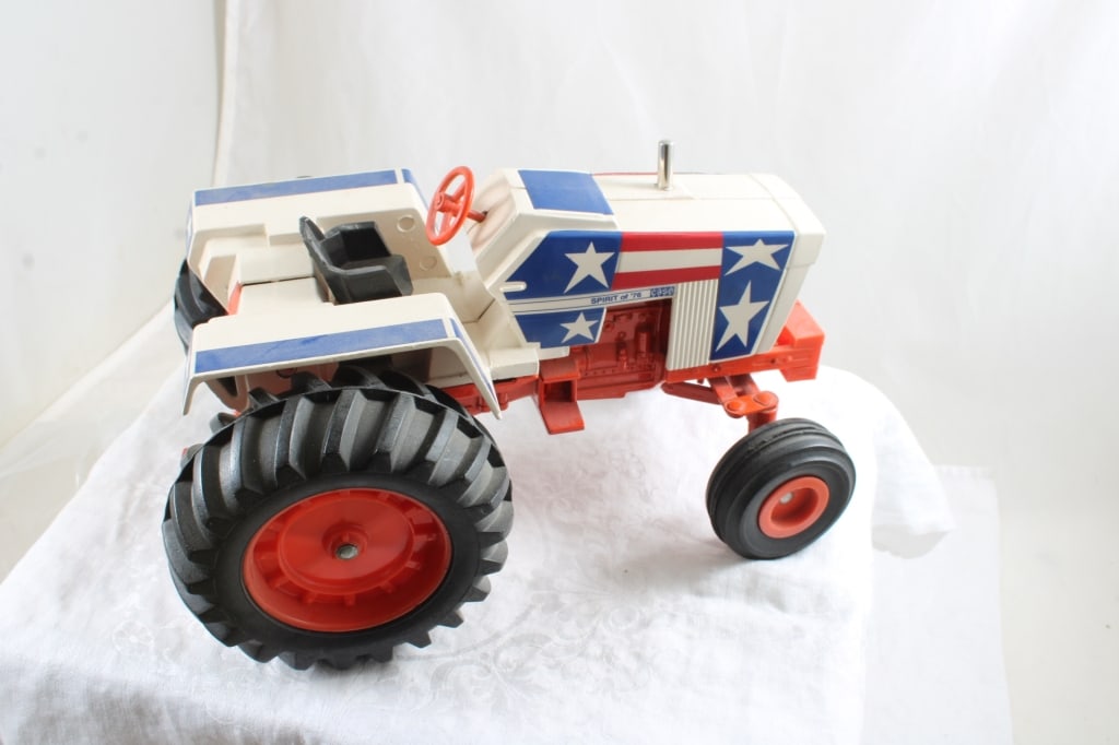 Ertl Case Spirit of 76 Agri King Tractor & Pen - 7