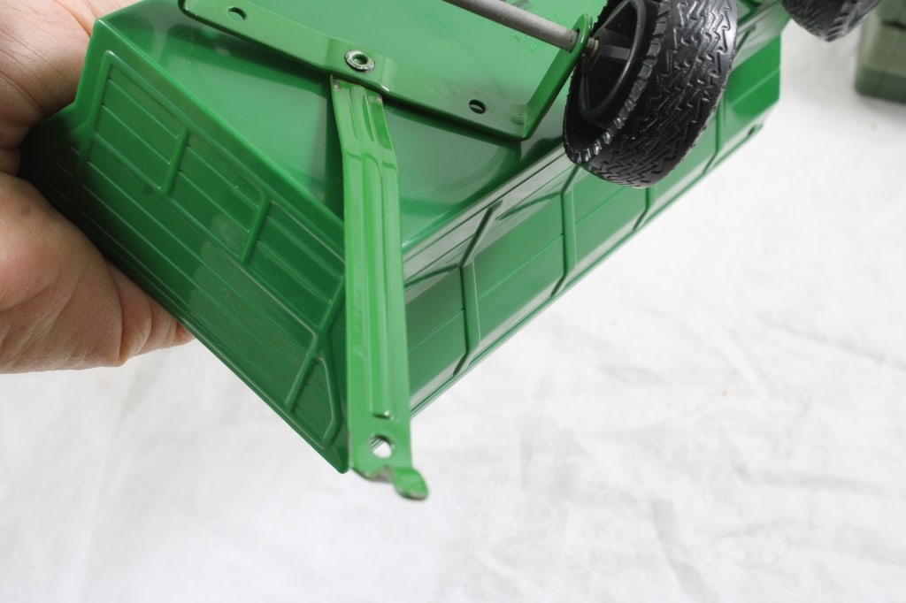 John Deere Lawn Tractor, Flare Box, 36 Hay Bales - 10