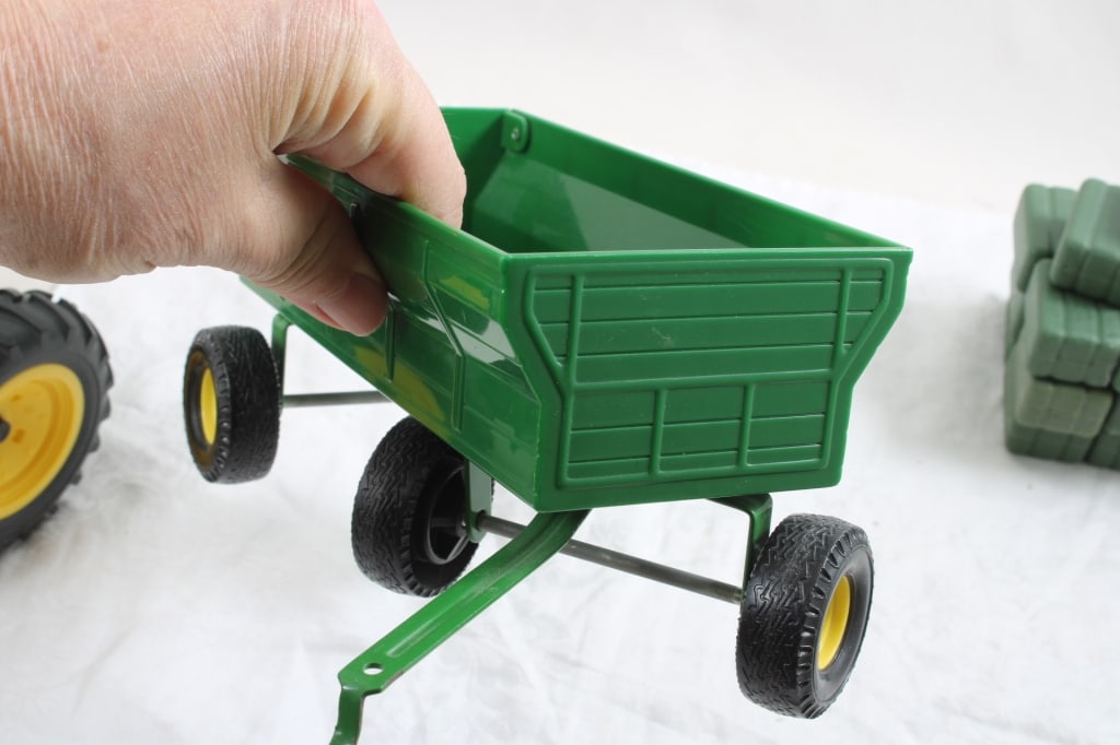 John Deere Lawn Tractor, Flare Box, 36 Hay Bales - 13