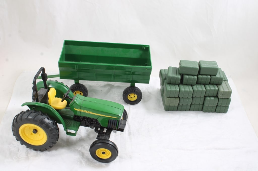 John Deere Lawn Tractor, Flare Box, 36 Hay Bales (1 of 17)