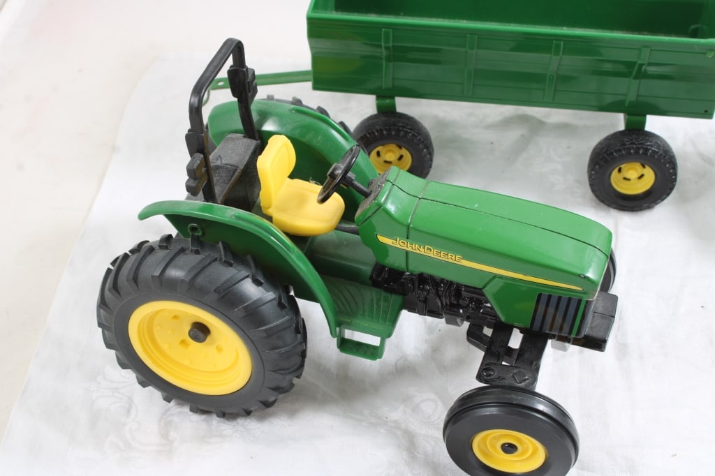 John Deere Lawn Tractor, Flare Box, 36 Hay Bales - 2