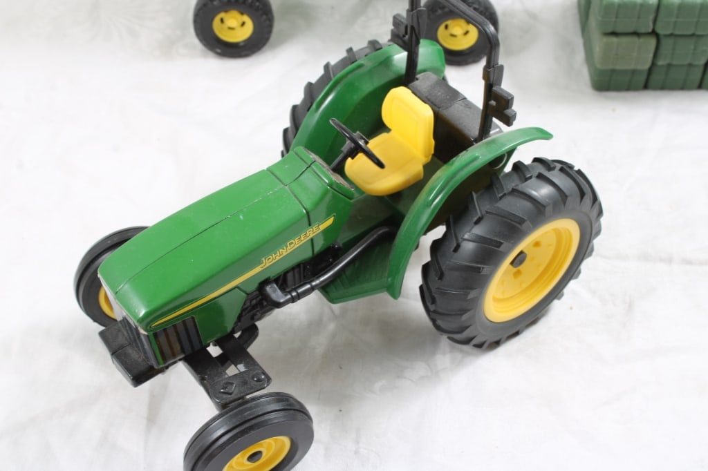 John Deere Lawn Tractor, Flare Box, 36 Hay Bales - 3