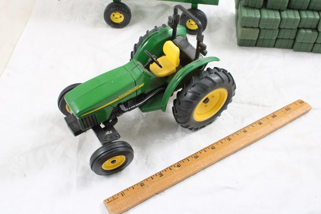 John Deere Lawn Tractor, Flare Box, 36 Hay Bales - 4