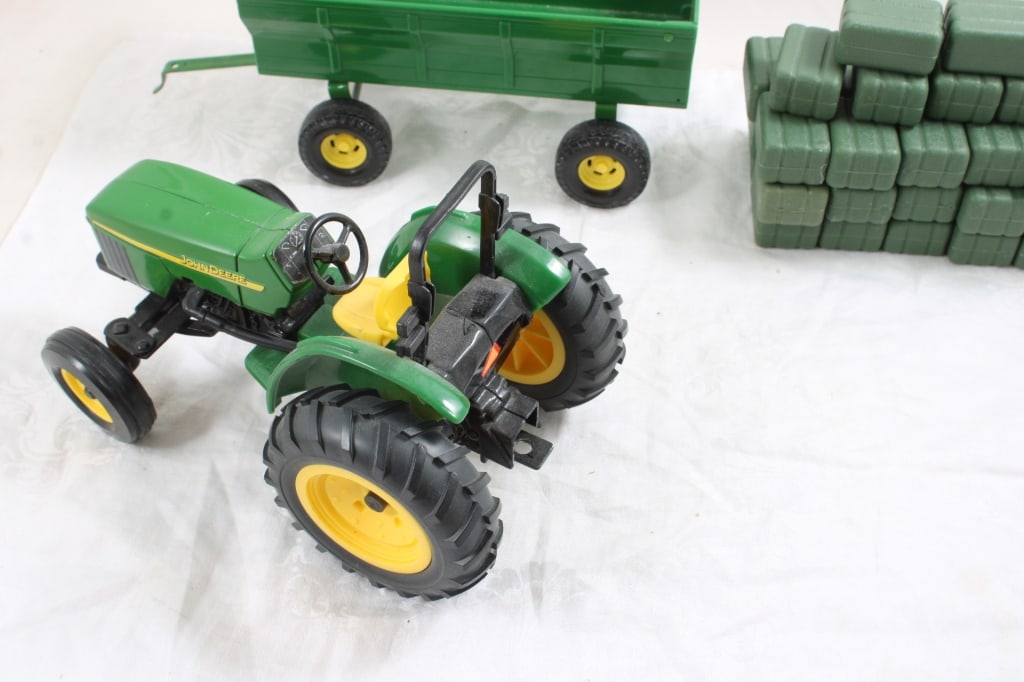 John Deere Lawn Tractor, Flare Box, 36 Hay Bales - 5