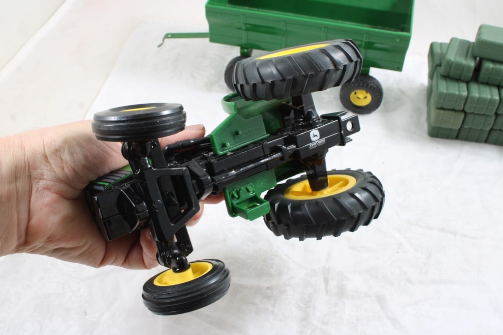 John Deere Lawn Tractor, Flare Box, 36 Hay Bales - 6