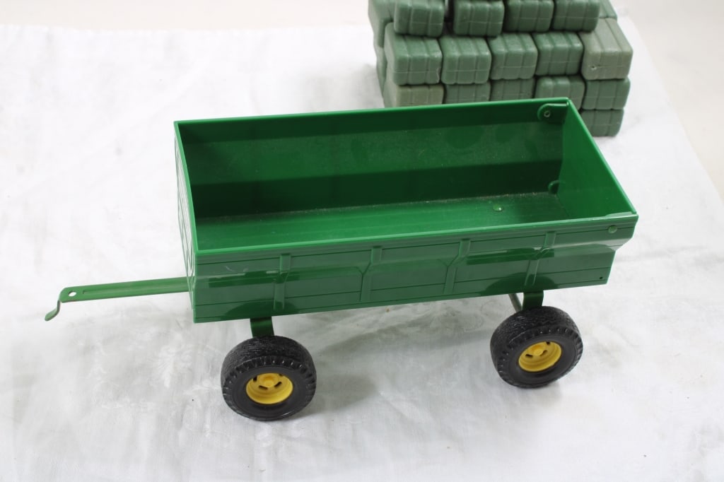 John Deere Lawn Tractor, Flare Box, 36 Hay Bales - 8