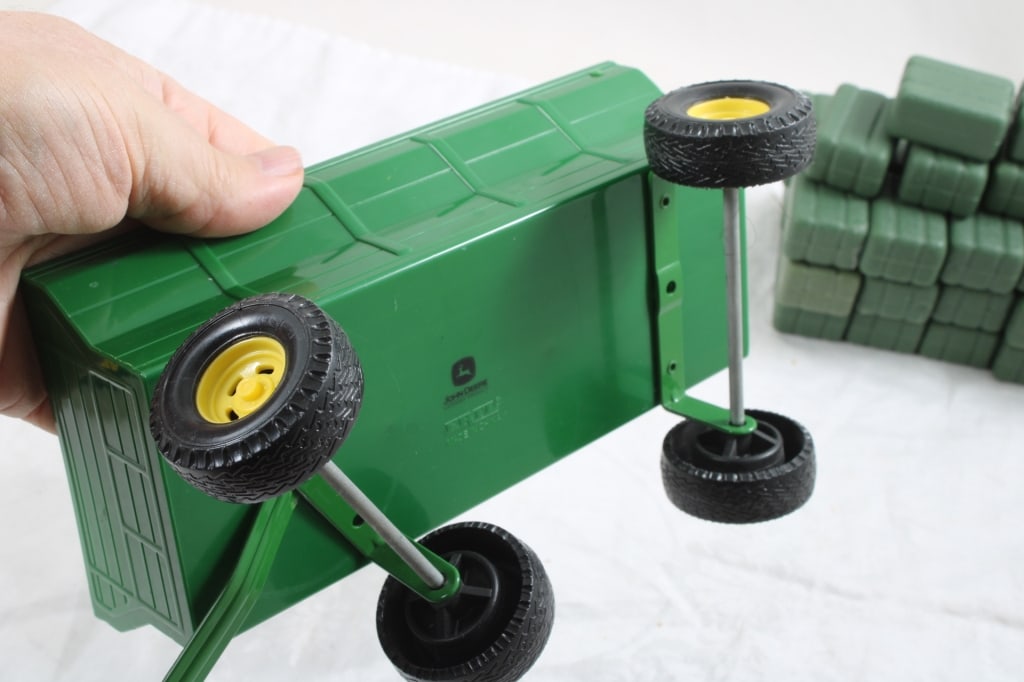 John Deere Lawn Tractor, Flare Box, 36 Hay Bales - 9
