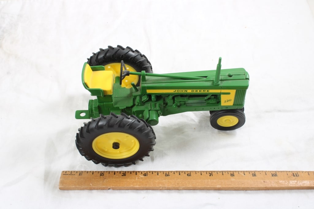 2 John Deere Tractors Model B & 520 1:16 Scale - 10