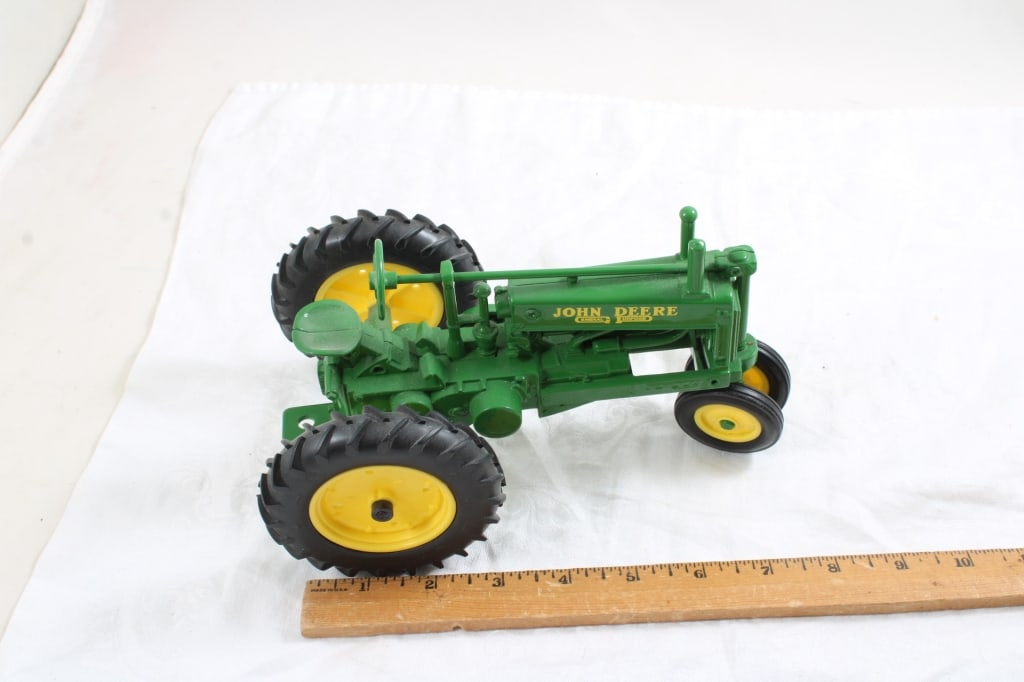 2 John Deere Tractors Model B & 520 1:16 Scale - 11