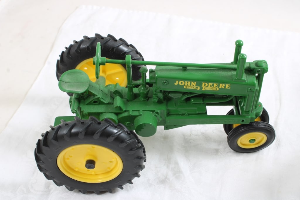 2 John Deere Tractors Model B & 520 1:16 Scale - 2