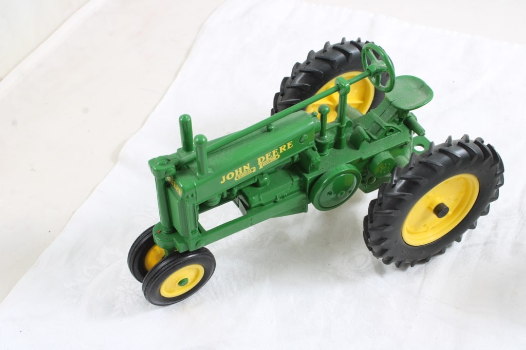 2 John Deere Tractors Model B & 520 1:16 Scale - 3