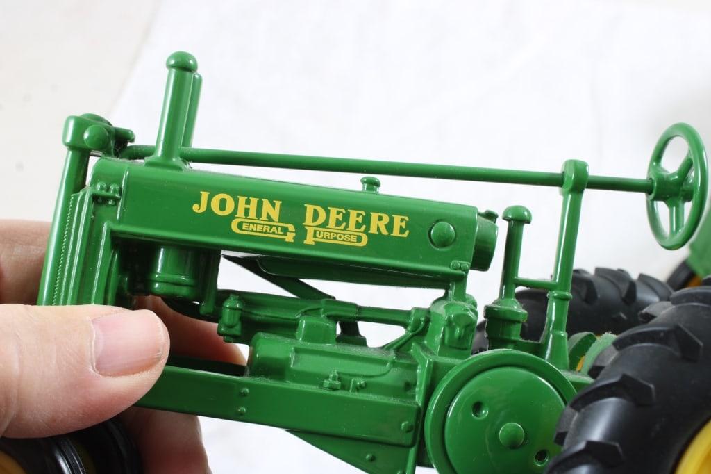 2 John Deere Tractors Model B & 520 1:16 Scale - 4