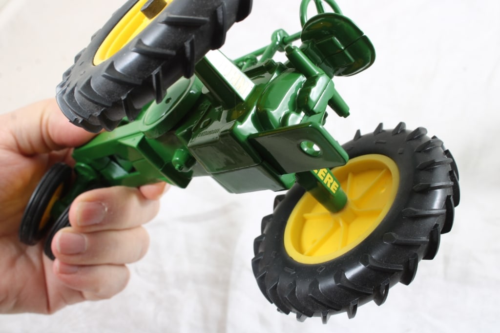 2 John Deere Tractors Model B & 520 1:16 Scale - 5