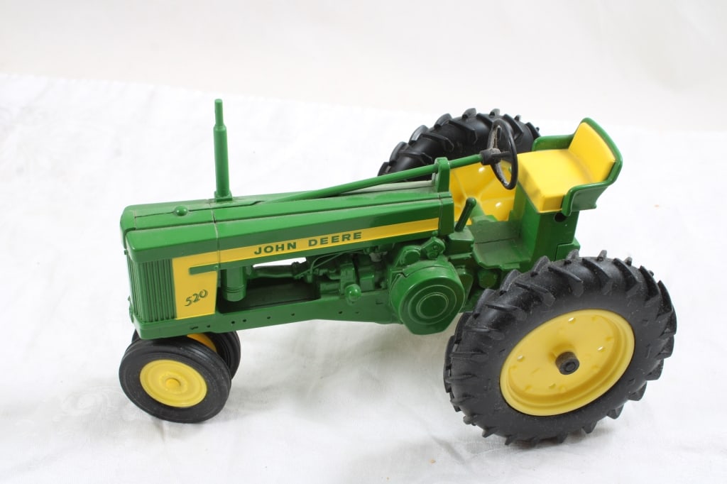 2 John Deere Tractors Model B & 520 1:16 Scale - 6