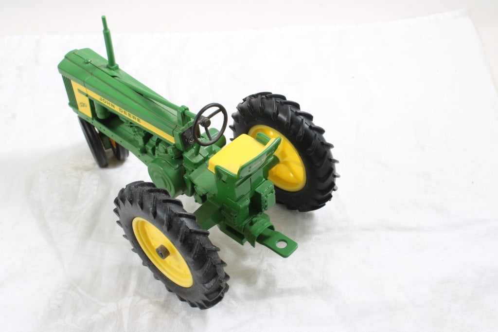 2 John Deere Tractors Model B & 520 1:16 Scale - 7
