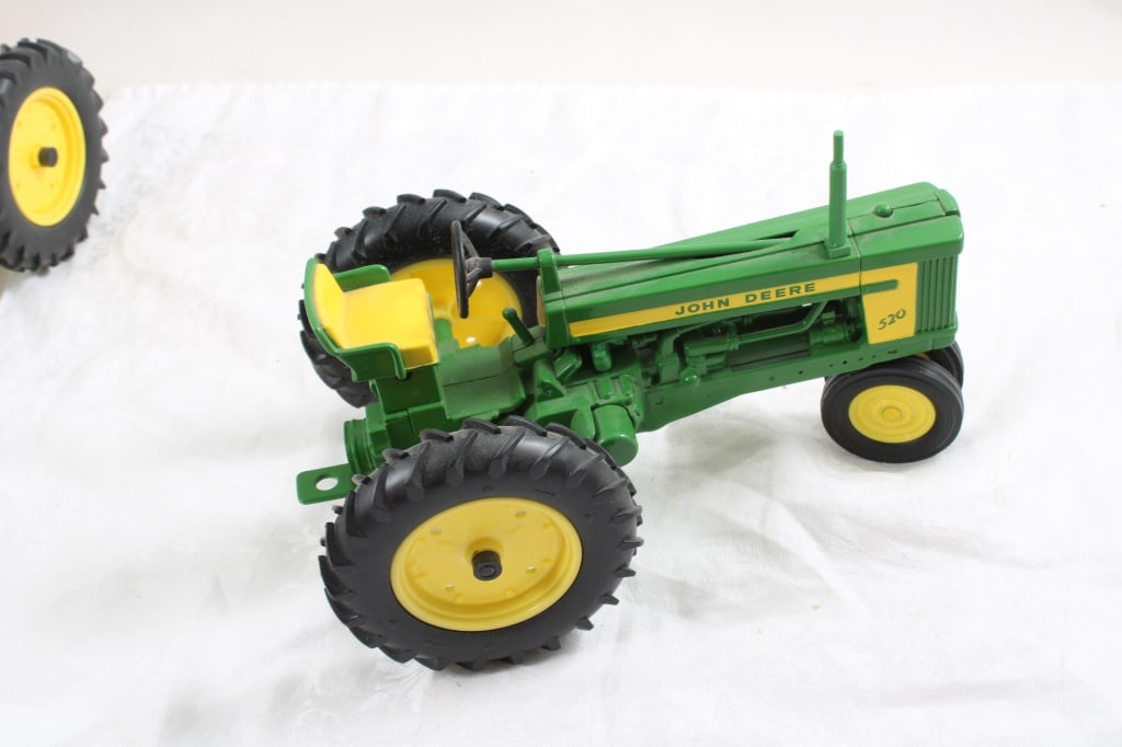 2 John Deere Tractors Model B & 520 1:16 Scale - 8