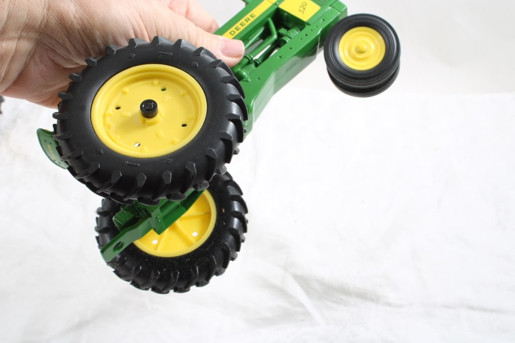 2 John Deere Tractors Model B & 520 1:16 Scale - 9