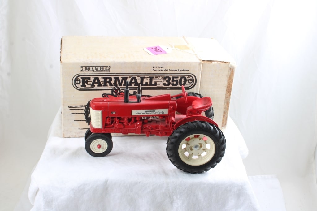 Farmall 350 Tractor in Box Ertl USA (1 of 6)