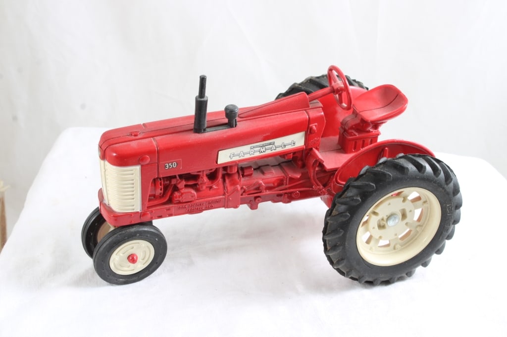 Farmall 350 Tractor in Box Ertl USA - 2