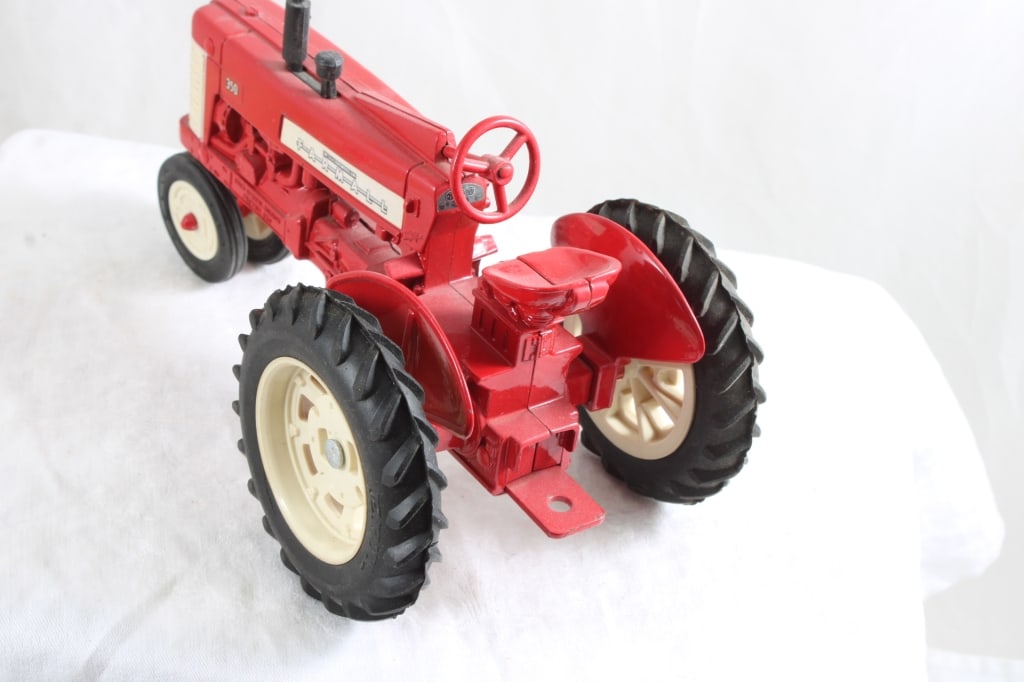 Farmall 350 Tractor in Box Ertl USA - 3